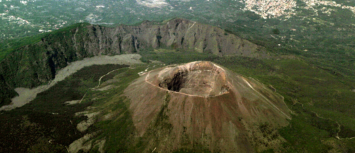 Visite le cratère du Vésuve, le seul volcan actif continentale