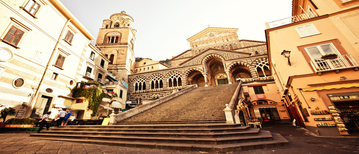 Visita il paese di Amalfi, centro principale e storico della costa 