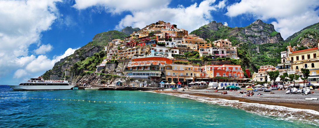 Visite le petit pittoresque village de Positano, une cascade de petites maisons colorées qui descendent vers la mer